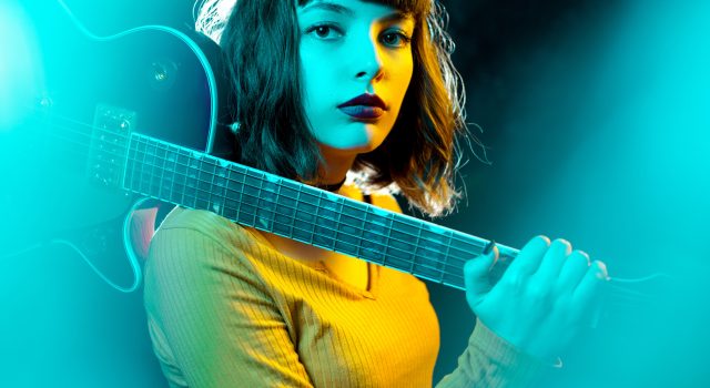 girl_with_guitar